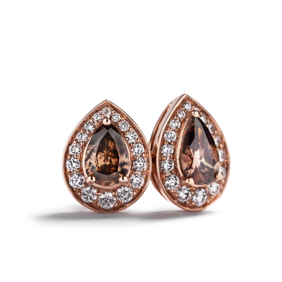 Diamant ørestikker i 18 kt. rosaguld prydet med 2 champagnefarvede C5/VS1 diamanter, i alt 0,51 ct. omkranset af 30 Top Wesselton/VVS-VS brillanter, i alt 0,19 ct.
