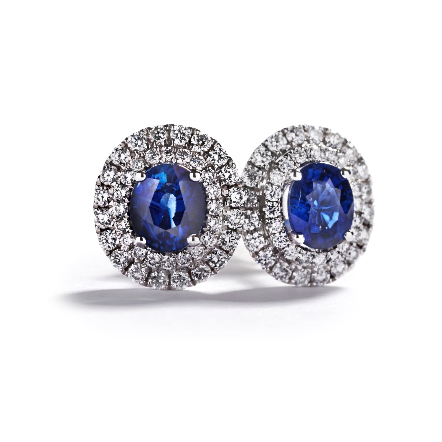 Safir- og diamantørestikker i 18 kt. hvidguld prydet med to blå safirer, i alt 1,98 ct. omkranset af 80 Top Wesselton/VVS-VS brillanter, i alt 0,70 ct.
