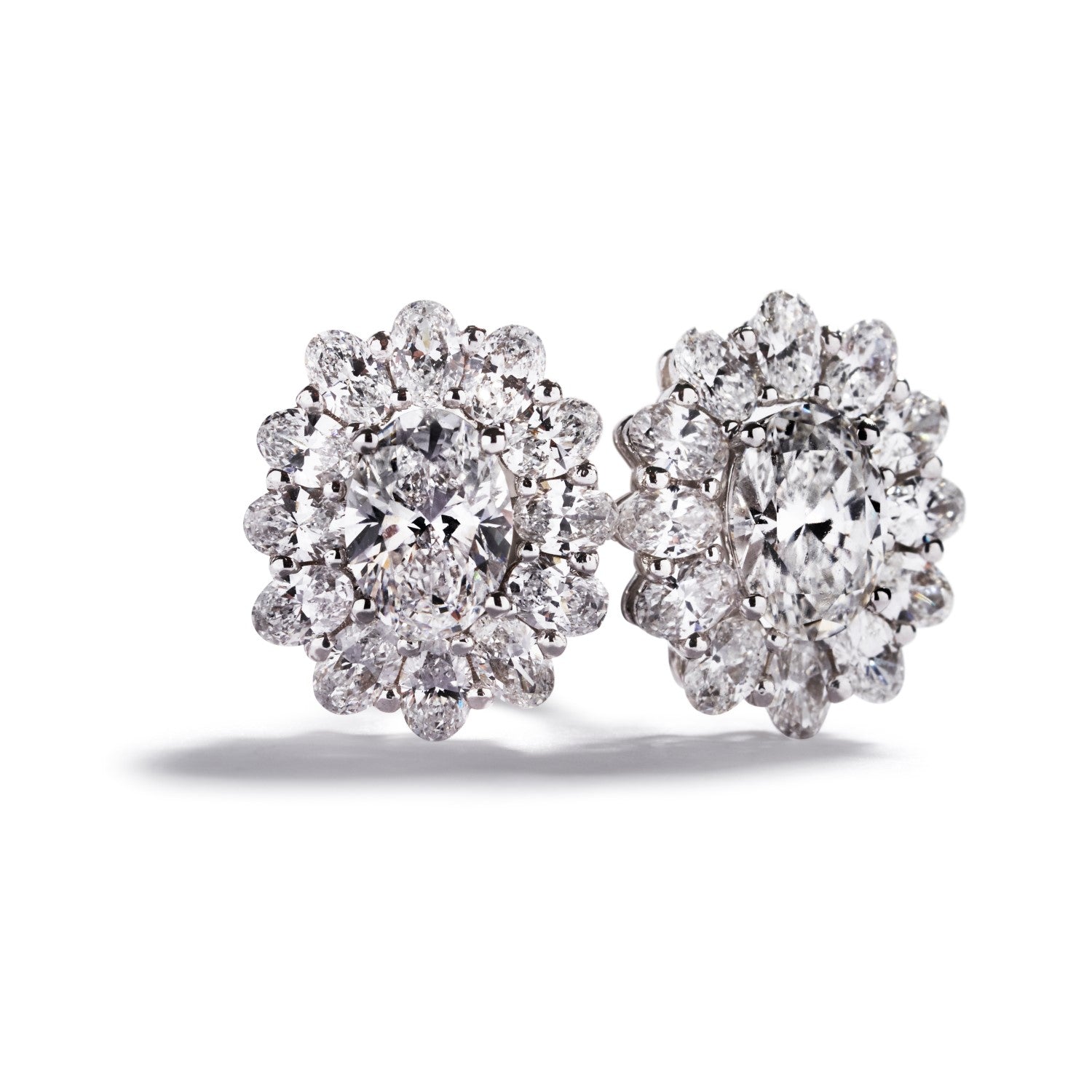 Fancy Cut rosetørestikker i 18 kt. hvidguld prydet med to ovale Top Wesselton/VVS-VS diamanter, i alt 1,01 ct. samt 24 Top Wesselton/VVS-VS brillanter, i alt 1,12 ct.