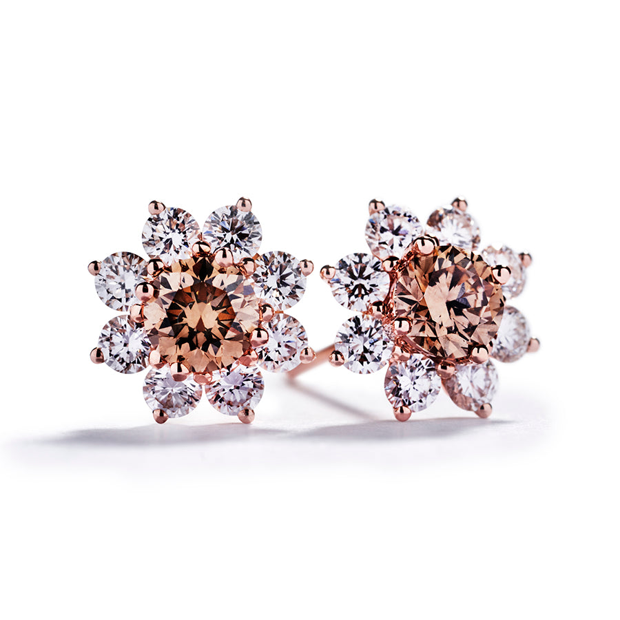 Ørestikker med i alt 0,64 ct. champagne diamanter