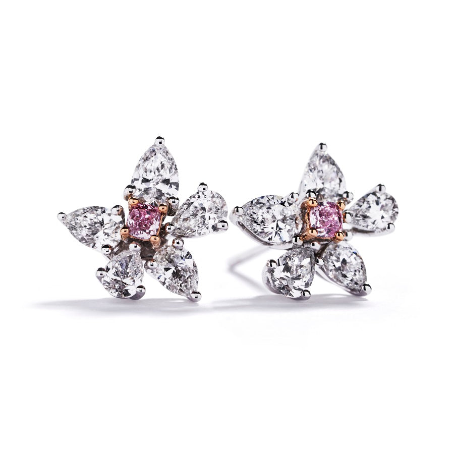 Ørestikker i 18 kt. hvidguld og 18 kt. rosaguld prydet med 2
Natural Fancy Pink/SI2 diamanter, i alt 0,13 ct. omkranset af 10 dråbeslebne
Top Wesselton/VVS-VS diamanter, i alt 1,34 ct.