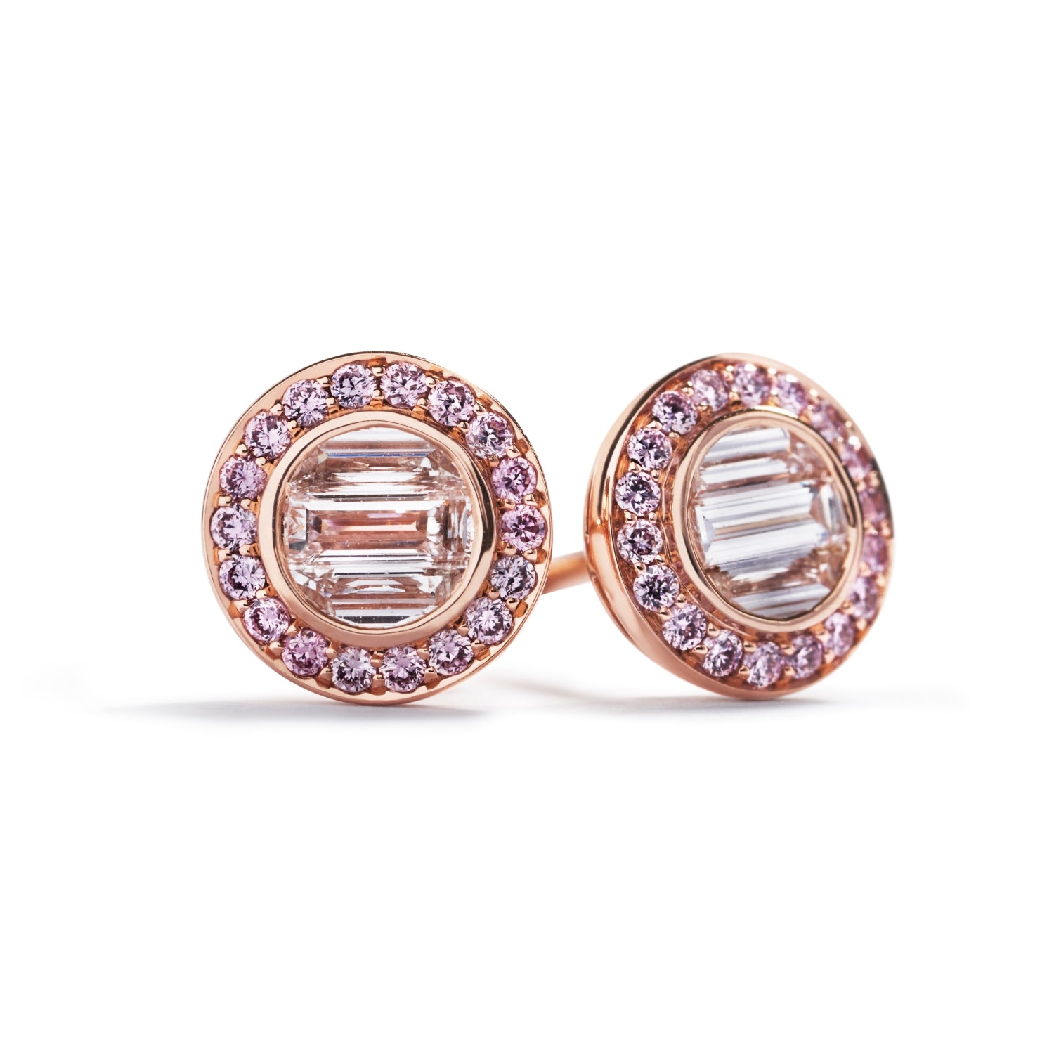 Ørestikker i 18 kt. rosaguld prydet med 6 smaragdslebne Top Wesselton/VVS-VS diamanter, i alt 0,29 ct. omkranset af 36 Natural Fancy Intense Pink/SI-P diamanter, i alt 0,13 ct. 