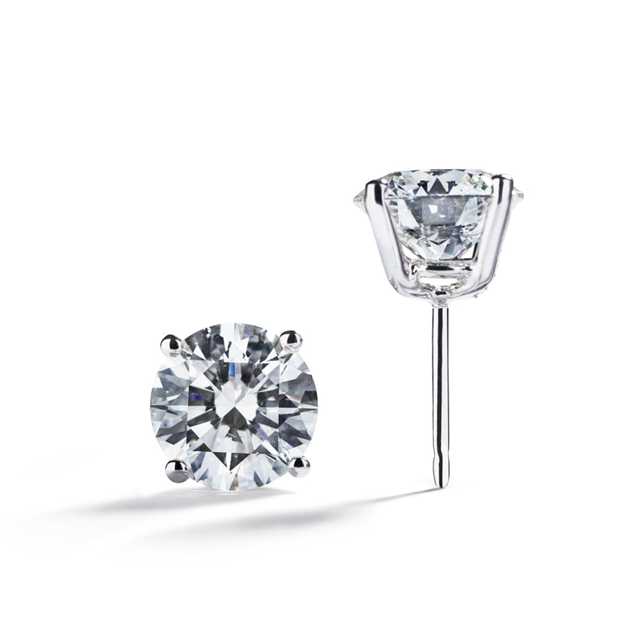 Solitaire ørestikker i 14 kt. hvidguld prydet med 2 diamanter, i alt 1,00 ct. Top Wesselton(G)/VS2.                                                                                         GIA certifikat medfølger.  Fås også i 14 kt. gulguld. 