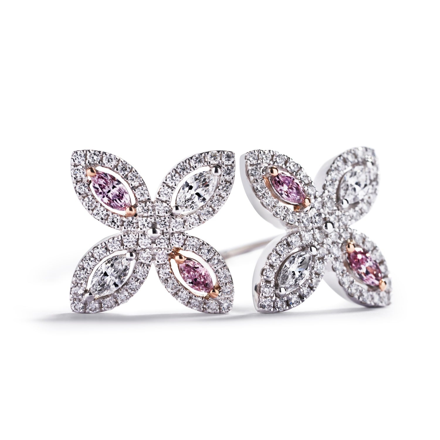 Rosetørestikker i 18 kt. hvidguld og 18 kt. rosaguld prydet med 4 marquiseslebne Natural Fancy Pink/SI-P diamanter, i alt 0,16 ct. samt 4 marquiseslebne Top Wesselton/VVS-VS diamanter, i alt 0,22 ct. omkranset af 112 Top Wesselton/VVS-VS brillanter, i alt 0,34 ct.
