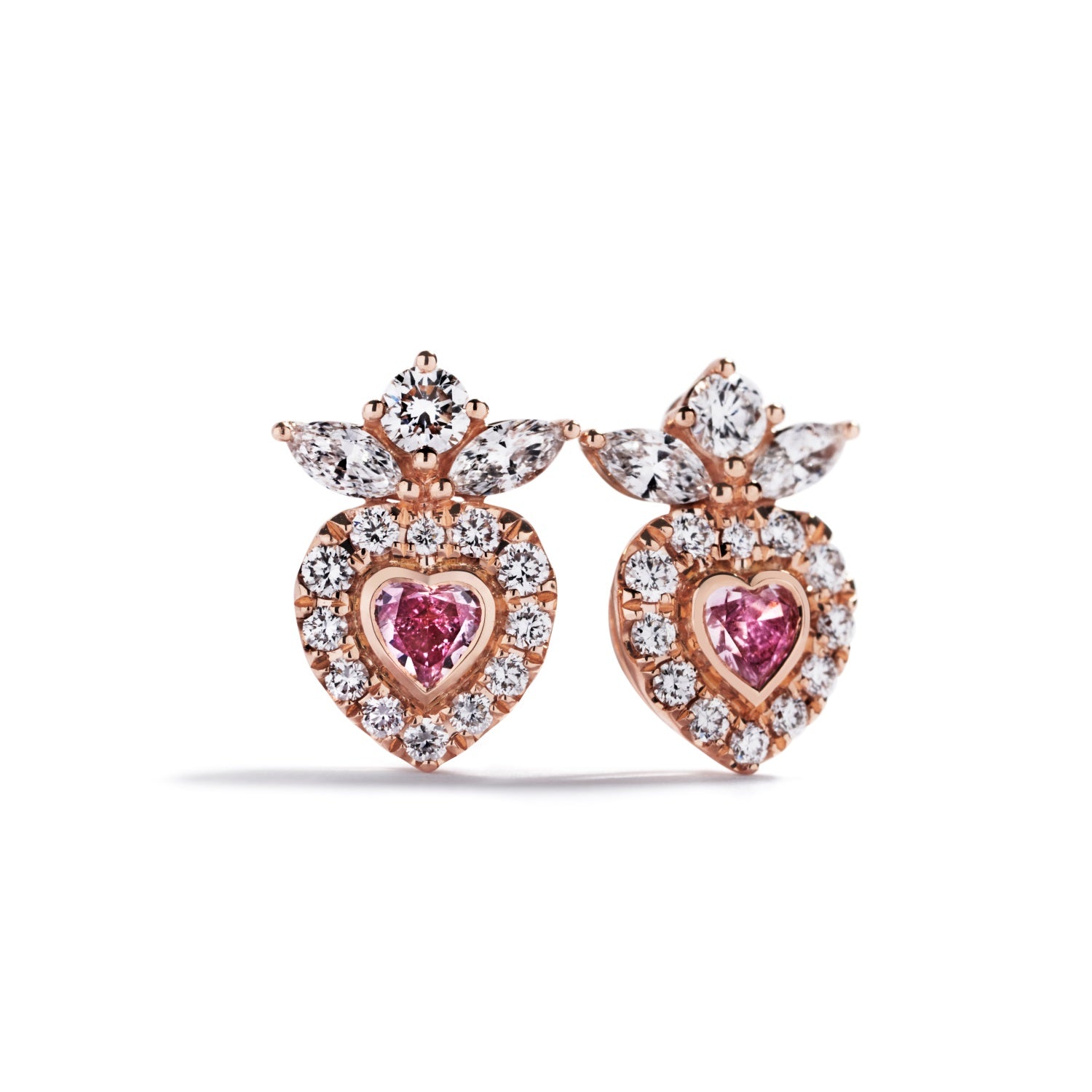 Ørestikker i 18 kt. rosaguld prydet med to hjerteslebne Natural Fancy Pink/SI diamanter, omkranset af 26 Top Wesselton/VVS-VS brillanter, i alt 0,18 ct. samt to marquise-slebne Top Wesselton/VVS-VS diamanter, i alt 0,11 ct.