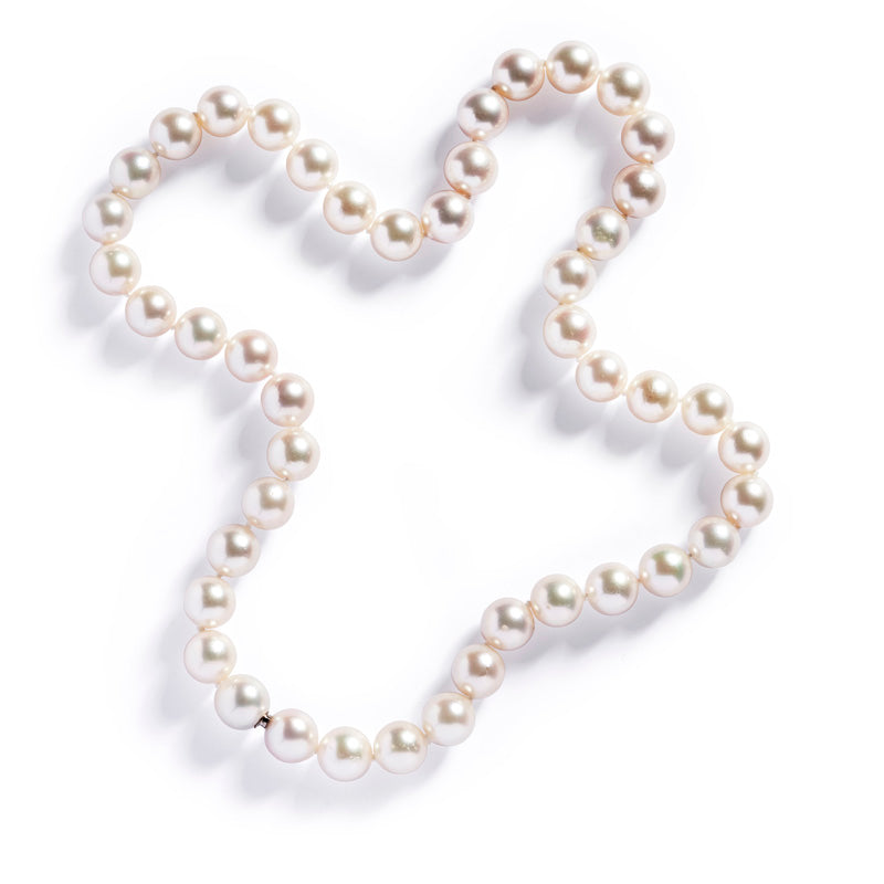 Halskæde med 45 Akoya kulturperler 9,0-9,5 mm og med skjult lås