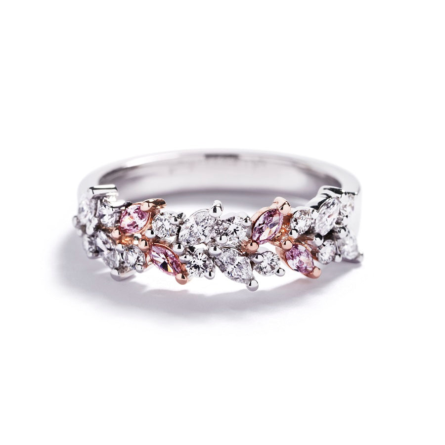 Ring i 18 kt. hvidguld og 18 kt. rosaguld prydet 4 marquiseslebne Natural Fancy Pink/SI-P diamanter, i alt 0,16 ct.  samt 6 marquiseslebne Top Wesselton/VVS-VS diamanter, i alt 0,30 ct. og 10 Top Wesselton/VVS-VS brillanter, i alt 0,24 ct.