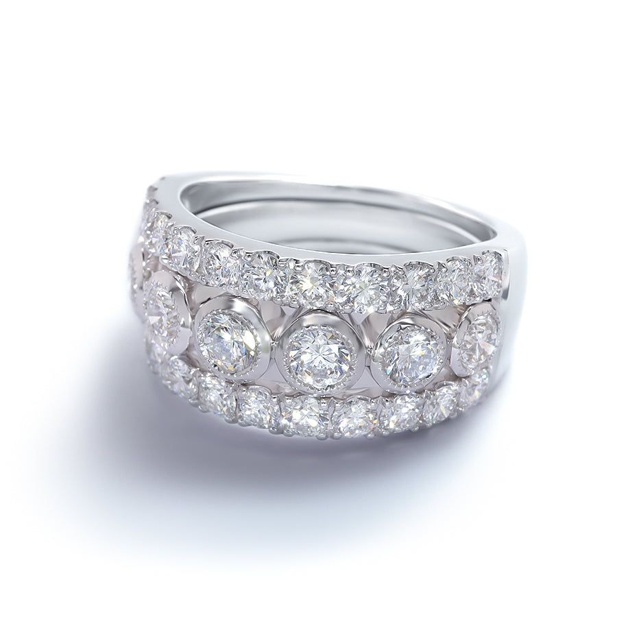 Diamantring i 18 kt. hvidguld prydet med 7 Top Wesselton/VVS-VS brillanter, i alt 1,00 ct., flankeret af 24 Top Wesselton/VVS-VS brillanter, i alt 1,34 ct.