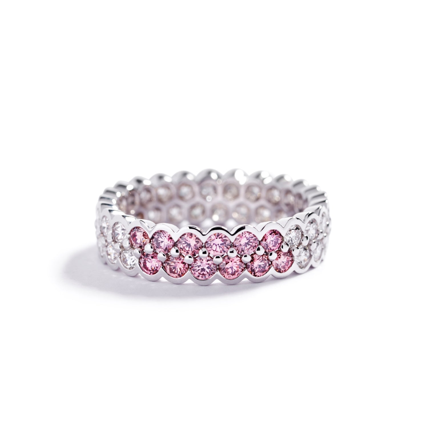 Diamantring i 18 kt. hvidguld prydet med 12 Argyle Pink 4 PR diamanter, i alt 0,48 ct. og 40 Top Wesselton/VVS-VS brillanter, i alt 1,68 ct.