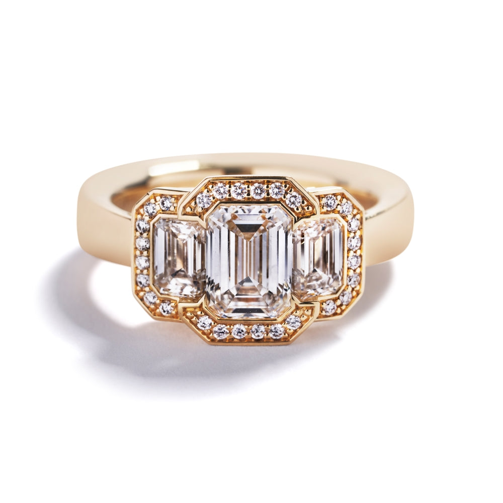 3-stensring i 18 kt. gulguld med 2,42 ct. smaragdslebne diamanter