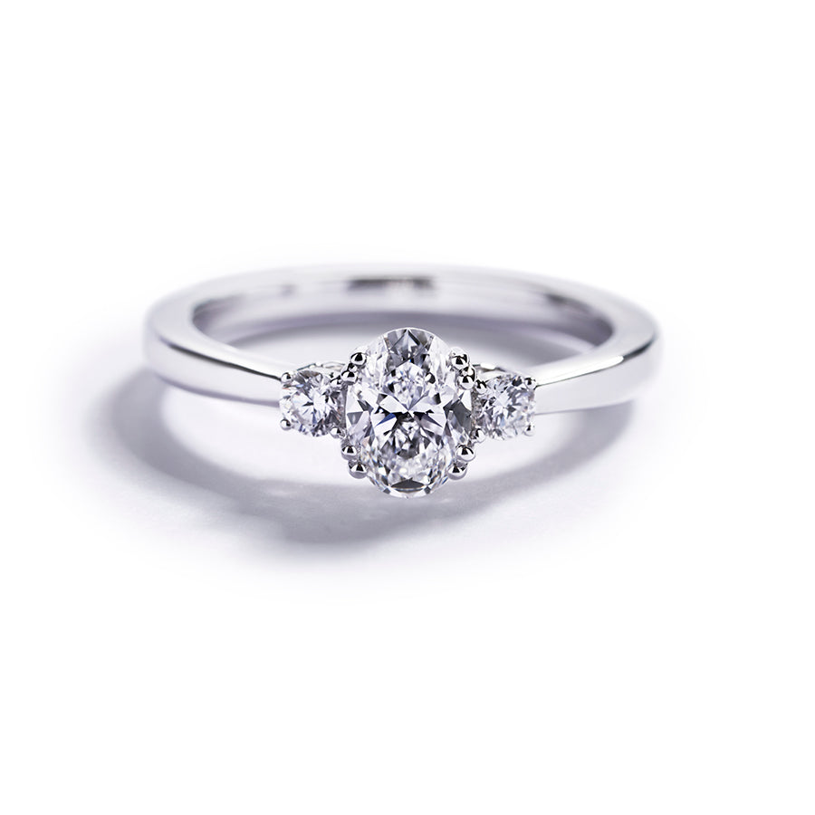 Fancy Love 3-stensring med 0,70 ct. oval diamant