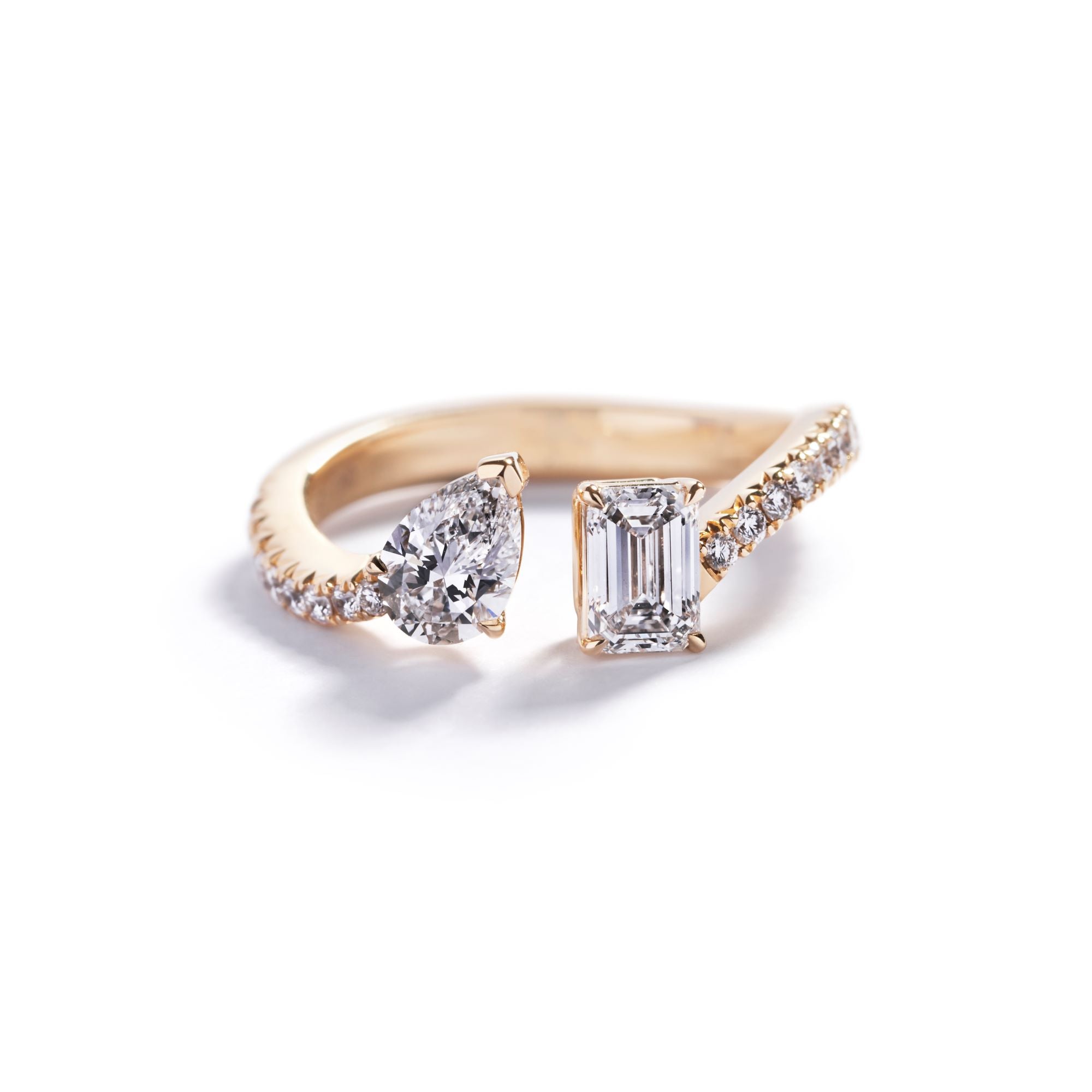 Diamantring med 0,50 ct. dråbeformet diamant og 0,50 ct. smaragdslebet diamant