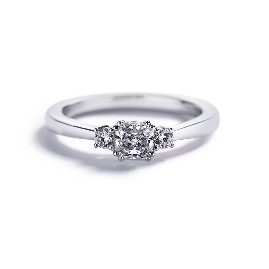 Fancy Love 3-stensring med 0,70 ct. cushion-cut diamant