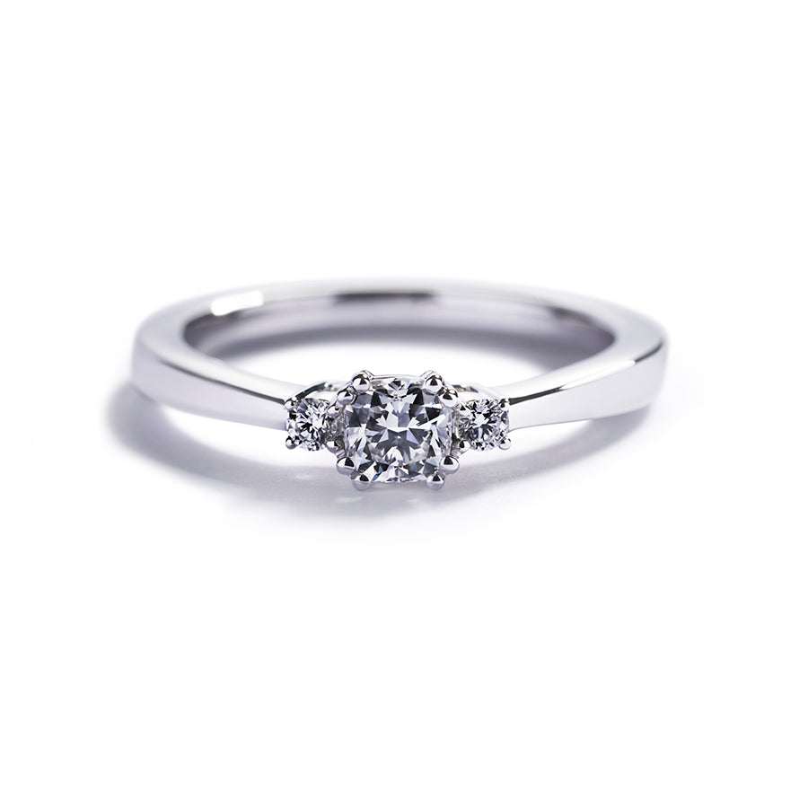 Fancy Love 3-stensring med 0,30 ct. cushion-cut diamant