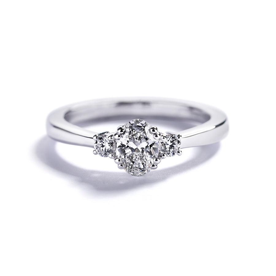 Fancy Love 3-stensring med 0,30 ct. oval diamant