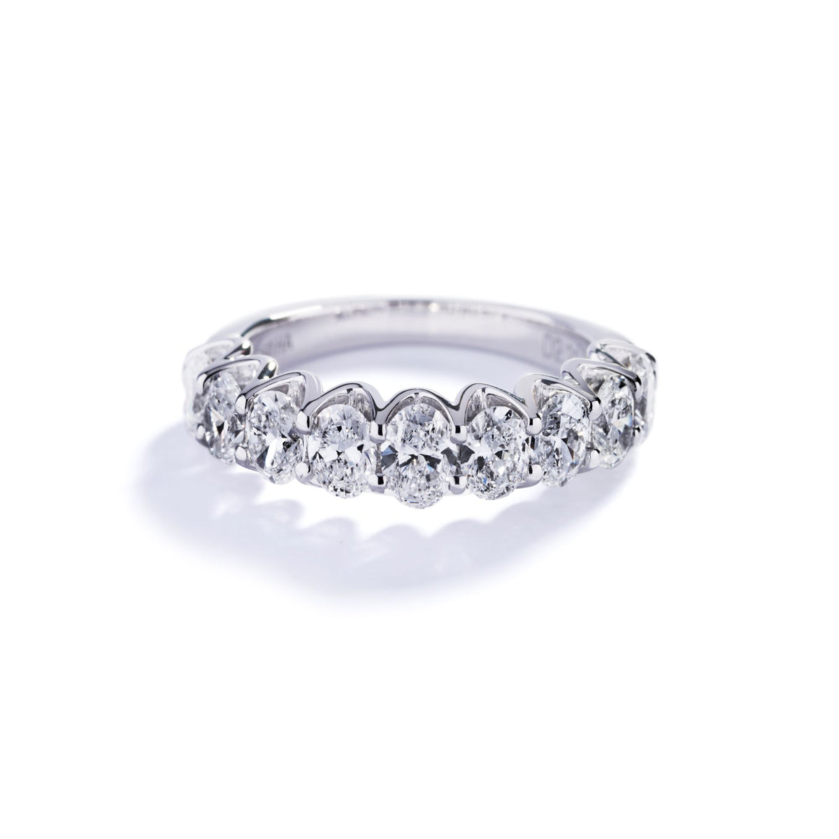 Alliancering med 2,28 ct. ovale diamanter