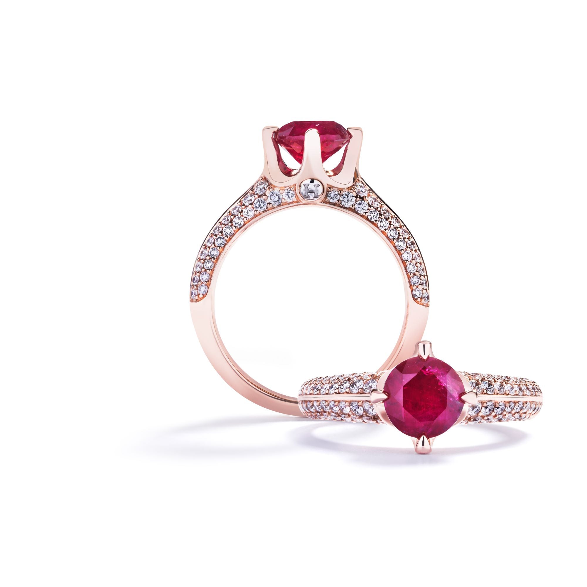 Signatur solitairering med en 1,80 ct. Grønlandsk Rubin og 84 brillanter