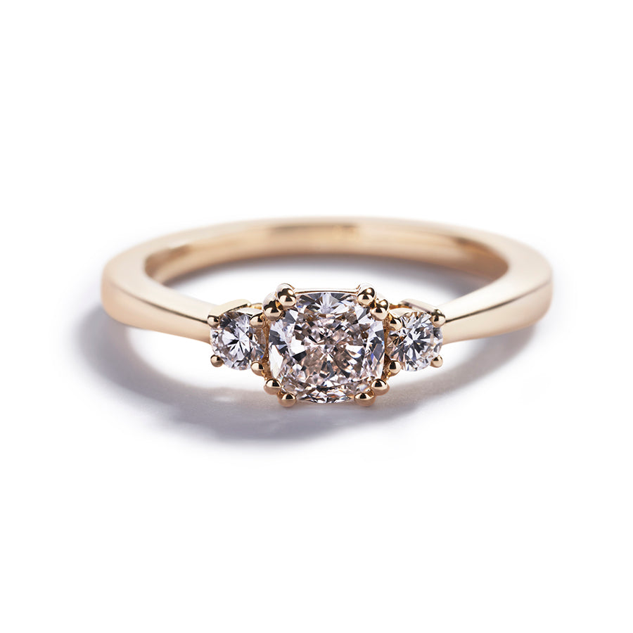 Fancy Love 3-stensring med 0,71 ct. cushion-cut diamant