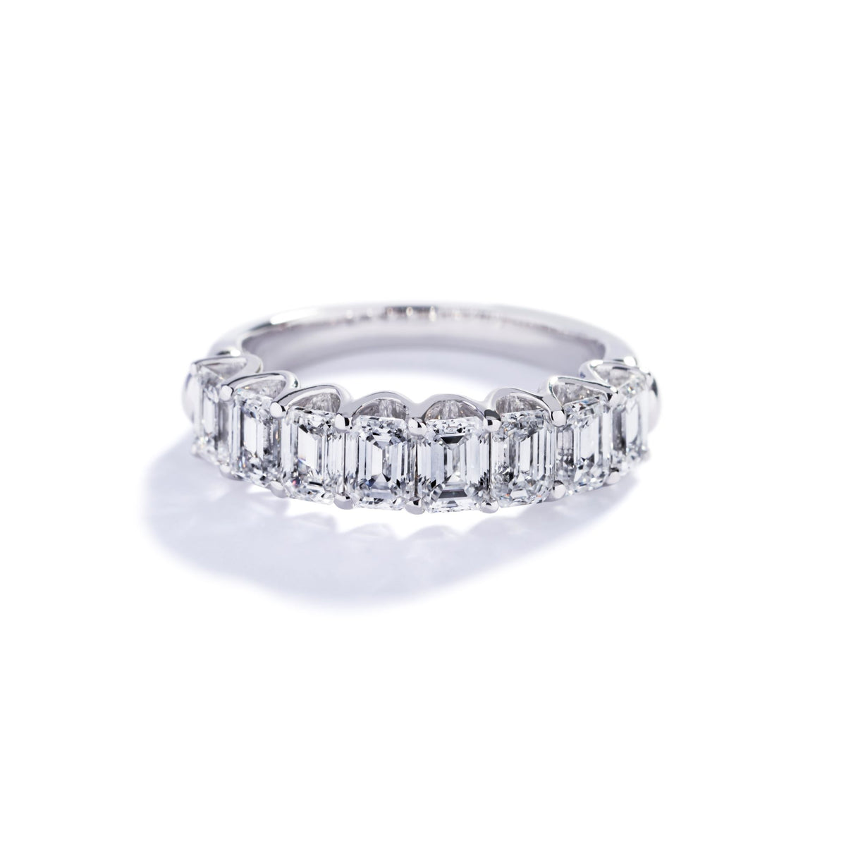 Alliancering med 2,81 ct. smaragdslebne diamanter