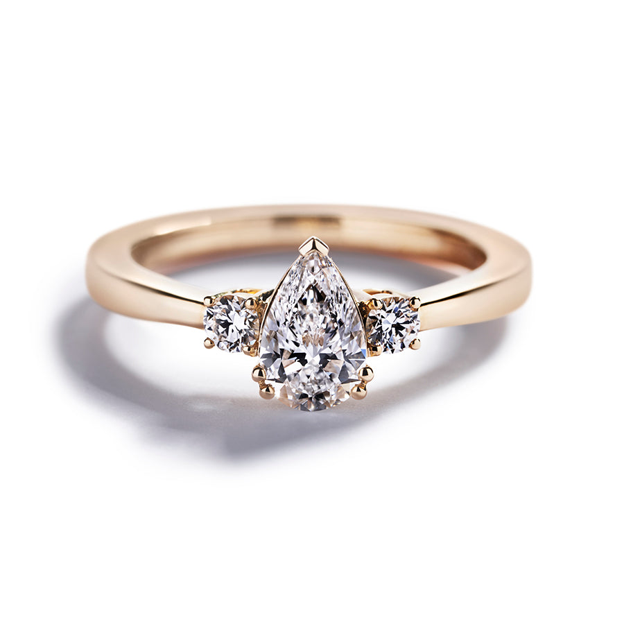 Fancy Love 3-stensring med 0,71 ct. dråbesleben diamant