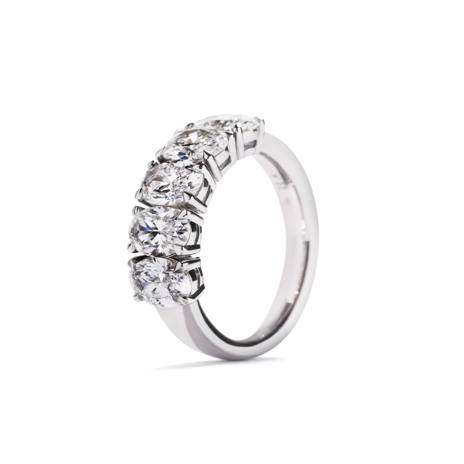 Rækkering i platin med 2,89 ct. ovale diamanter