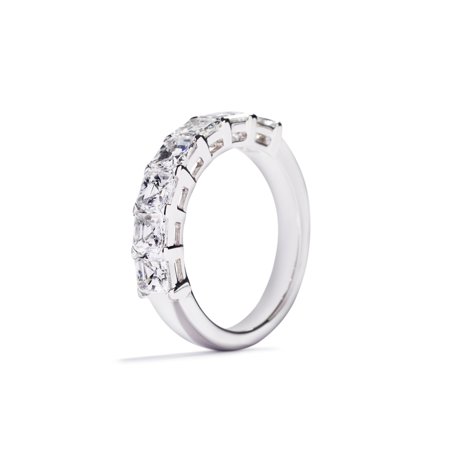 Rækkering i platin prydet med 7 Asscher-cut River(D)-Top Wesselton/VVS diamanter, i alt 2,20 ct.