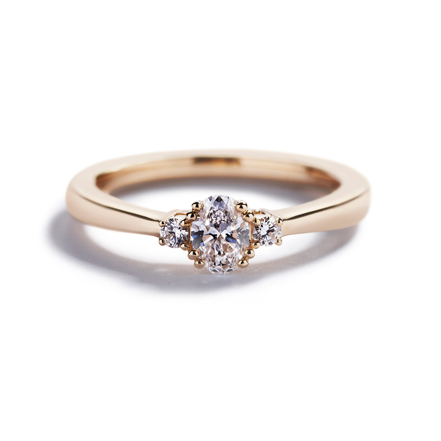 Fancy Love 3-stensring med 0,50 ct. oval diamant