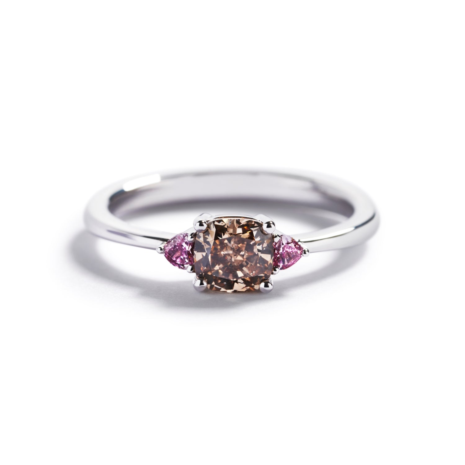 Trestensring med 0,75 ct. cushion-cut champagne diamant og 0,11 ct. Argyle Pink diamanter