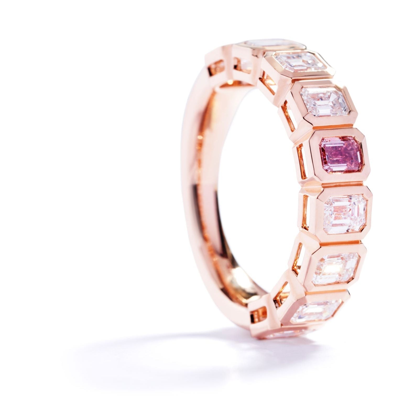 Alliancering med 0,21 ct. smaragdslebet Argyle Pink diamant