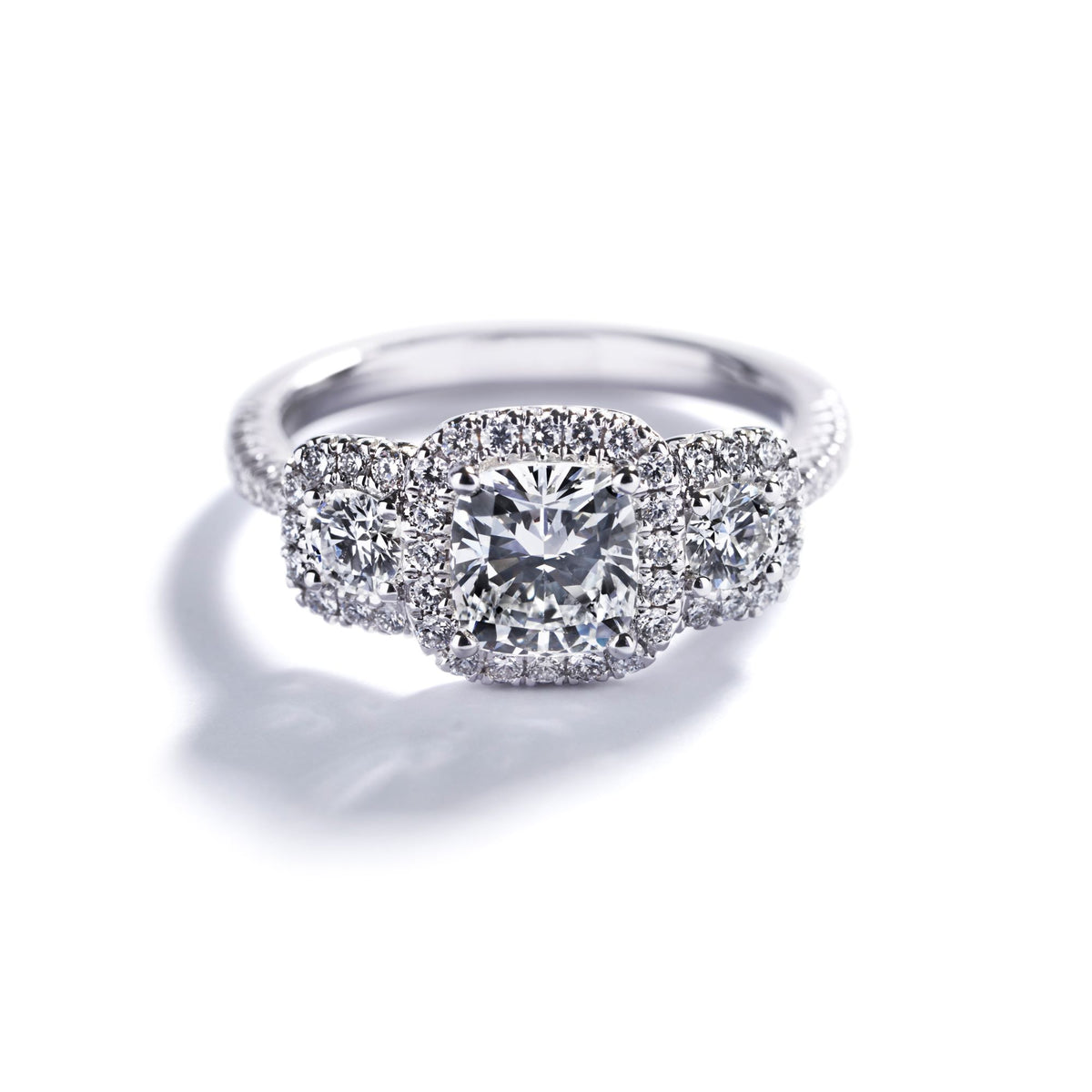 3-stensring med 1,21 ct. Cushion cut diamant
