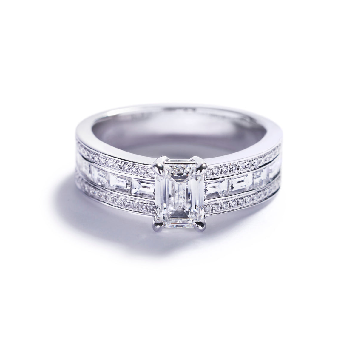 Solitairering i 18 kt. hvidguld med 1,01 ct. smaragdsleben diamant