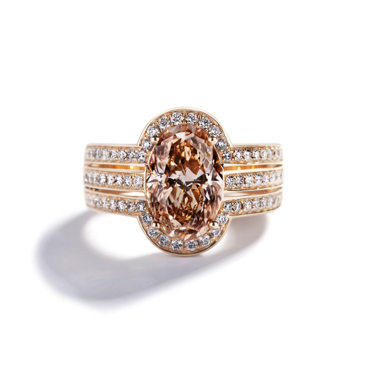 Ring i 18 kt. gulguld med oval 3,03 ct. champagnefarvede diamant