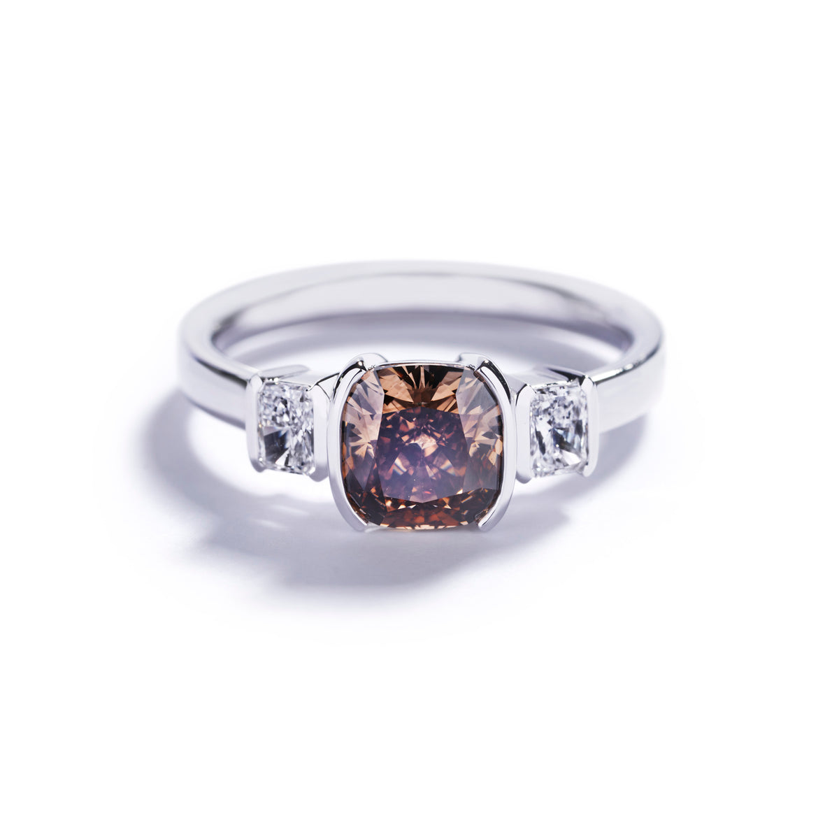 3-stensring i 18 kt. hvidguld med 1,52 ct. champagnefarvet diamant