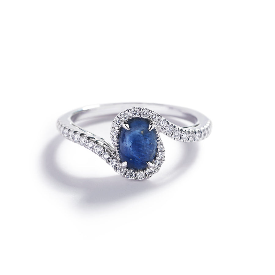 Safir- og diamantring med 3,05 Grønlandsk Blå Safir samt 0,25