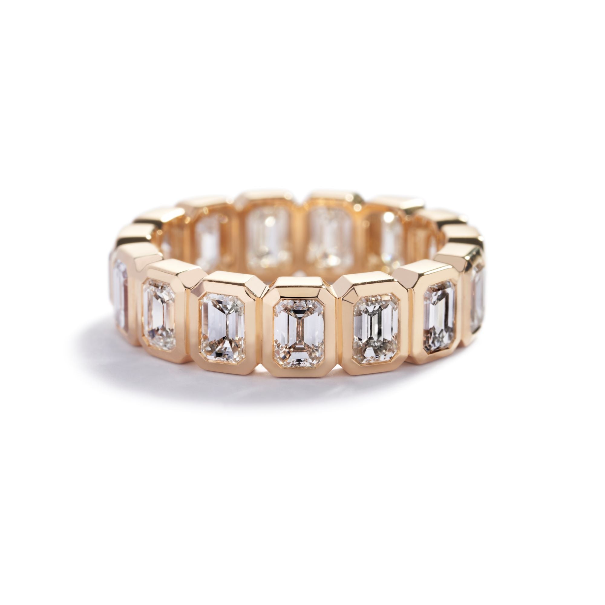 Alliancering i gulguld med 3,88 ct. smaragdslebne diamanter