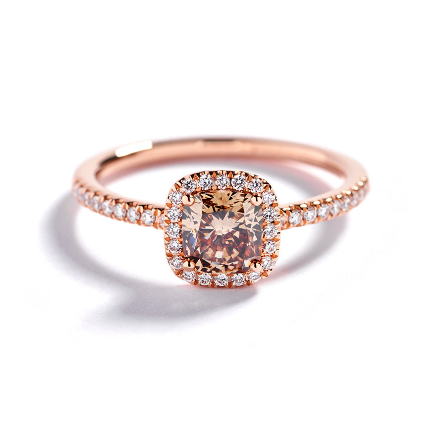 Rosetring i 18 kt. rosaguld prydet med en 1,03 ct. cushion-cut champagne C5/VS diamant omkranset af 38 Top Wesselton/VVS-VS brillanter, i alt 0,20 ct.