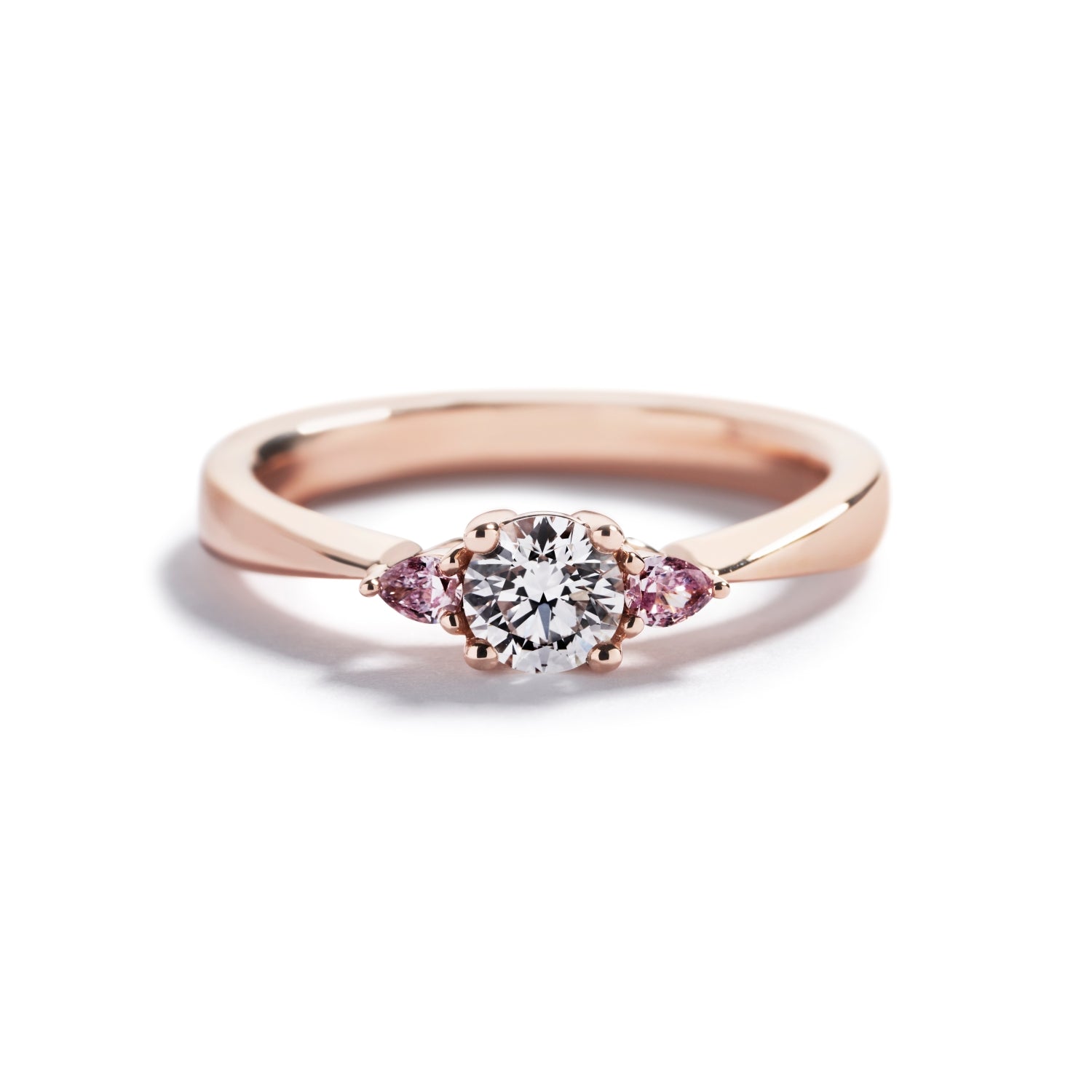 Trestensring i 18 kt. rosaguld med 0,42 ct. brillant og 0,10 ct. dråbeslebne Argyle Pink diamanter