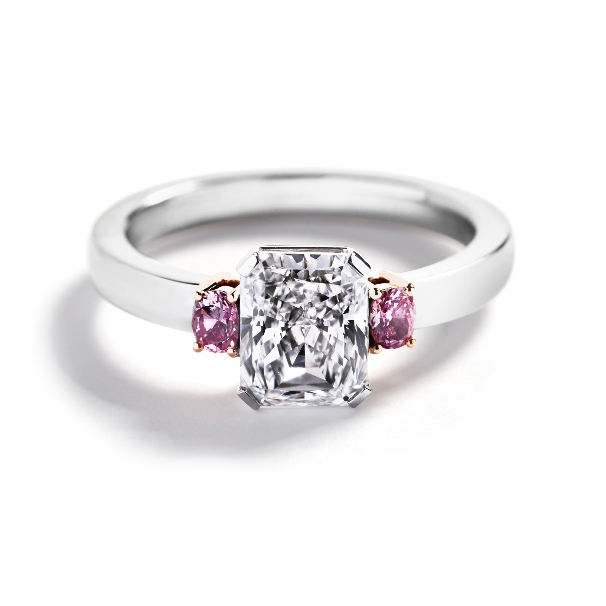 3-stensring med 2,55 ct. cushion cut diamant og Argyle Pink diamanter