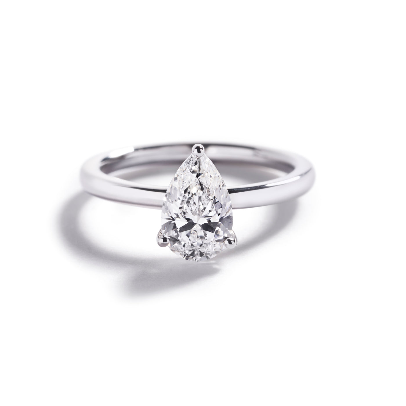Solitairering i platin prydet med en 1,50 ct. dråbesleben River(E)/VVS2 diamant.

GIA certifikat medfølger.