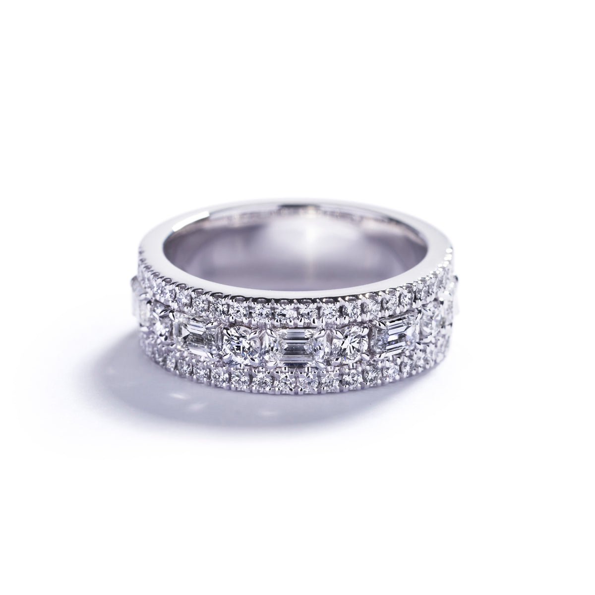 Alliancering i 18 kt. hvidguld med 0,78 ct. smaragdslebne diamanter