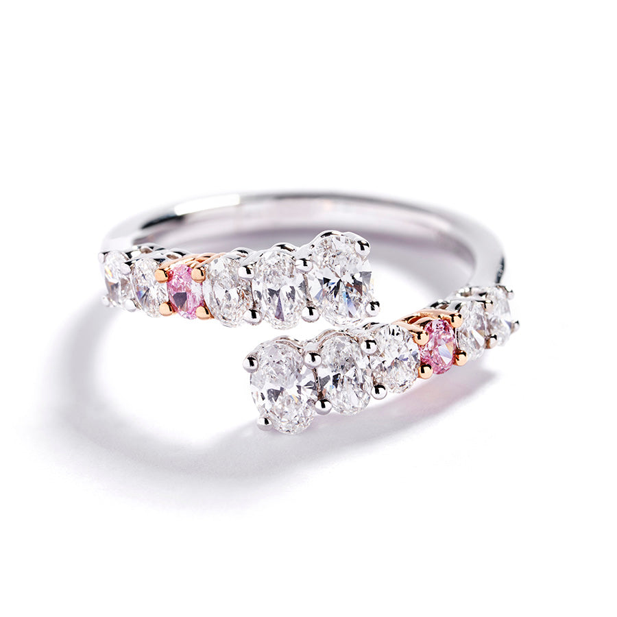 Cross-over diamantring i 18 kt. hvidguld og 18 kt. rosaguld prydet med 2 ovalslebne Natural Fancy Pink/SI-P diamanter, i alt 0,10 ct. og 10 ovalslebne Top Wesselton/VVS-VS diamanter, i alt 1,04 ct.