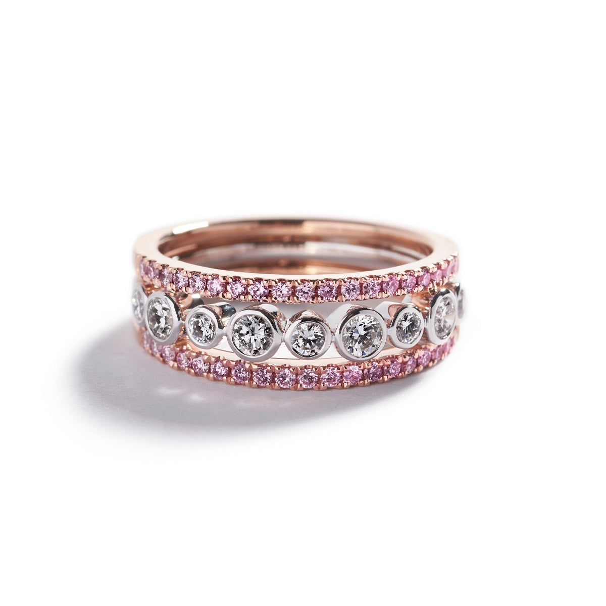 Diamantring i18 kt. rosaguld og 18 kt. hvidguld prydet 38 Natural Fancy Intense Pink/SI-P brillanter, i alt 0,30 ct. samt 9 Top Wesselton/VVS-VS brillanter, i alt 0,57 ct.