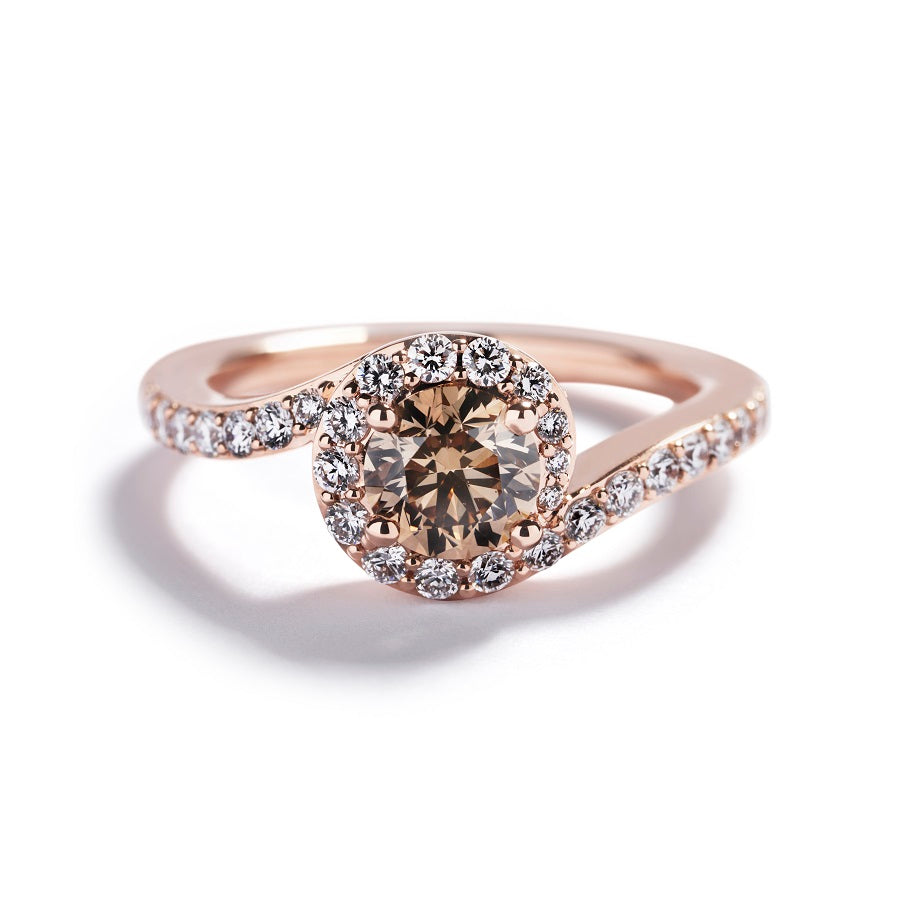 Rosetring i 18 kt. rosaguld prydet med en 0,82 ct. champagne C5/VS1 brillant omkranset af 30 Top Wesselton/VVS-VS brillanter, i alt 0,47 ct.