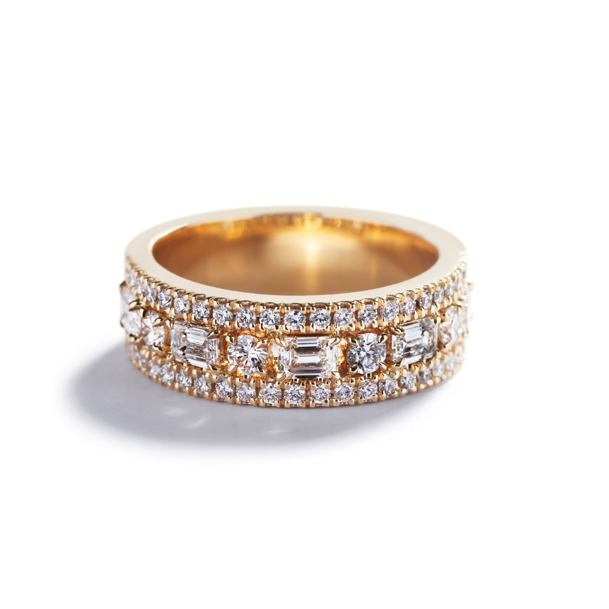 Alliancering i 18 kt. gulguld med 0,78 ct. smaragdslebne diamanter