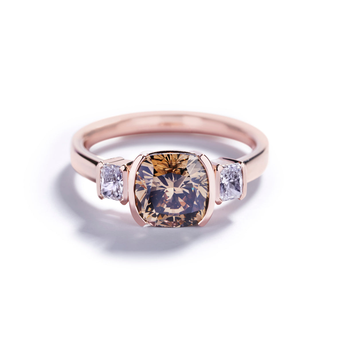 3-stensring i 18 kt. rosaguld med 2,27 ct. champagnefarvet diamant