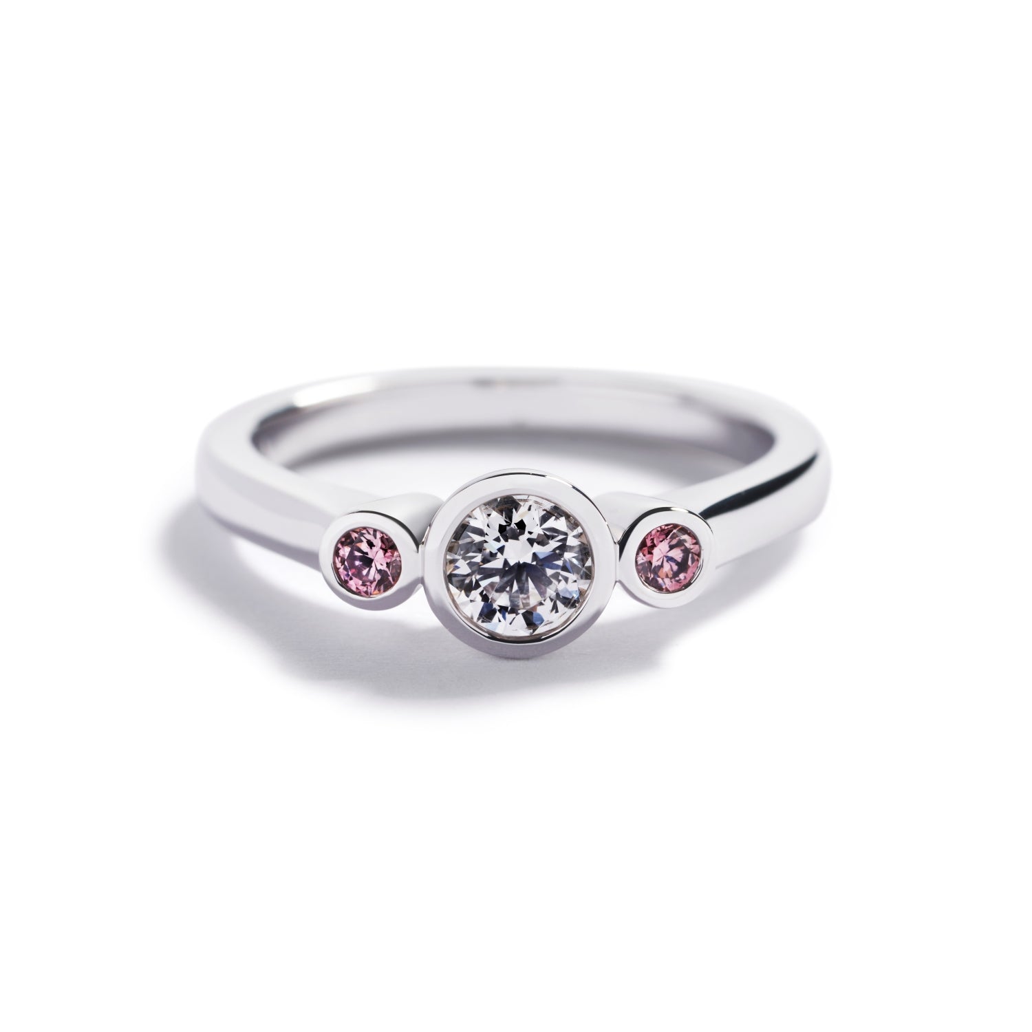 Trestensring med 0,42 ct. brillant og 0,11 ct. Argyle Pink diamanter
