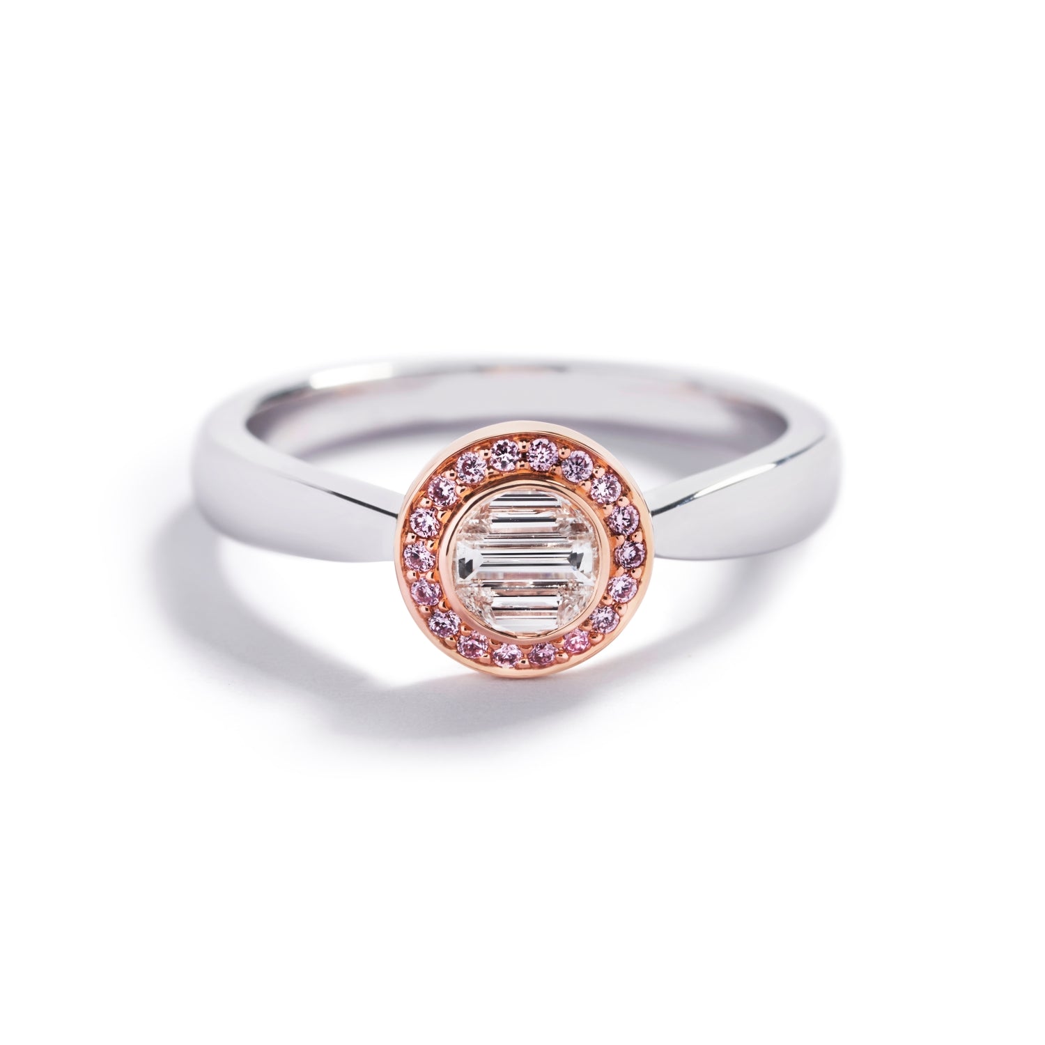 Rosetring med 0,07 ct. Argyle Pink diamanter og 0,21 baguetteslebne diamanter