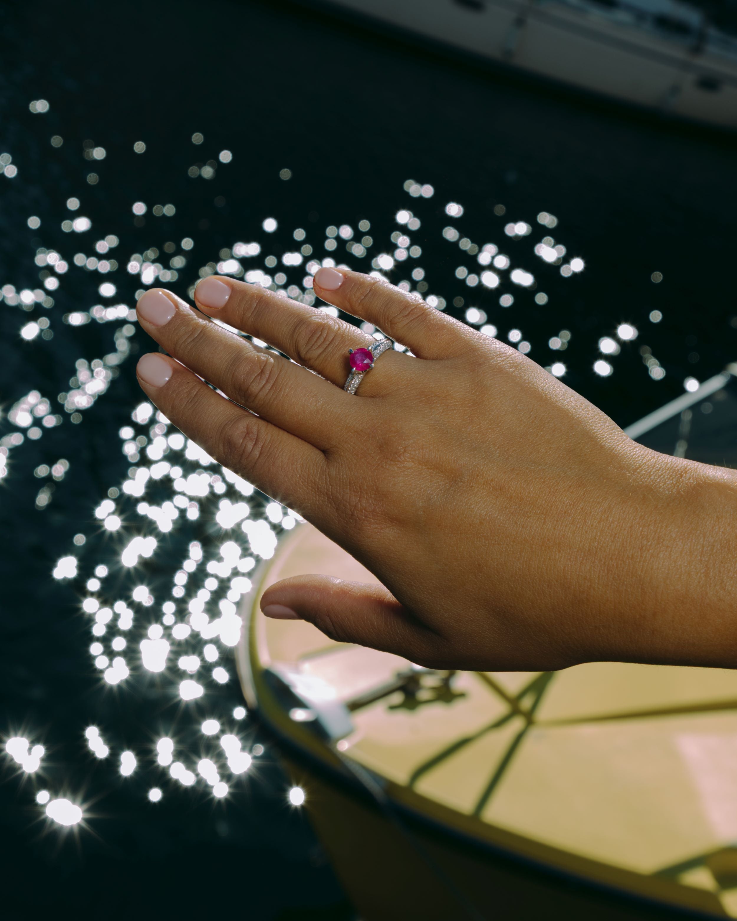 Signatur solitairering med en 1,80 ct. Grønlandsk Rubin og 84 brillanter