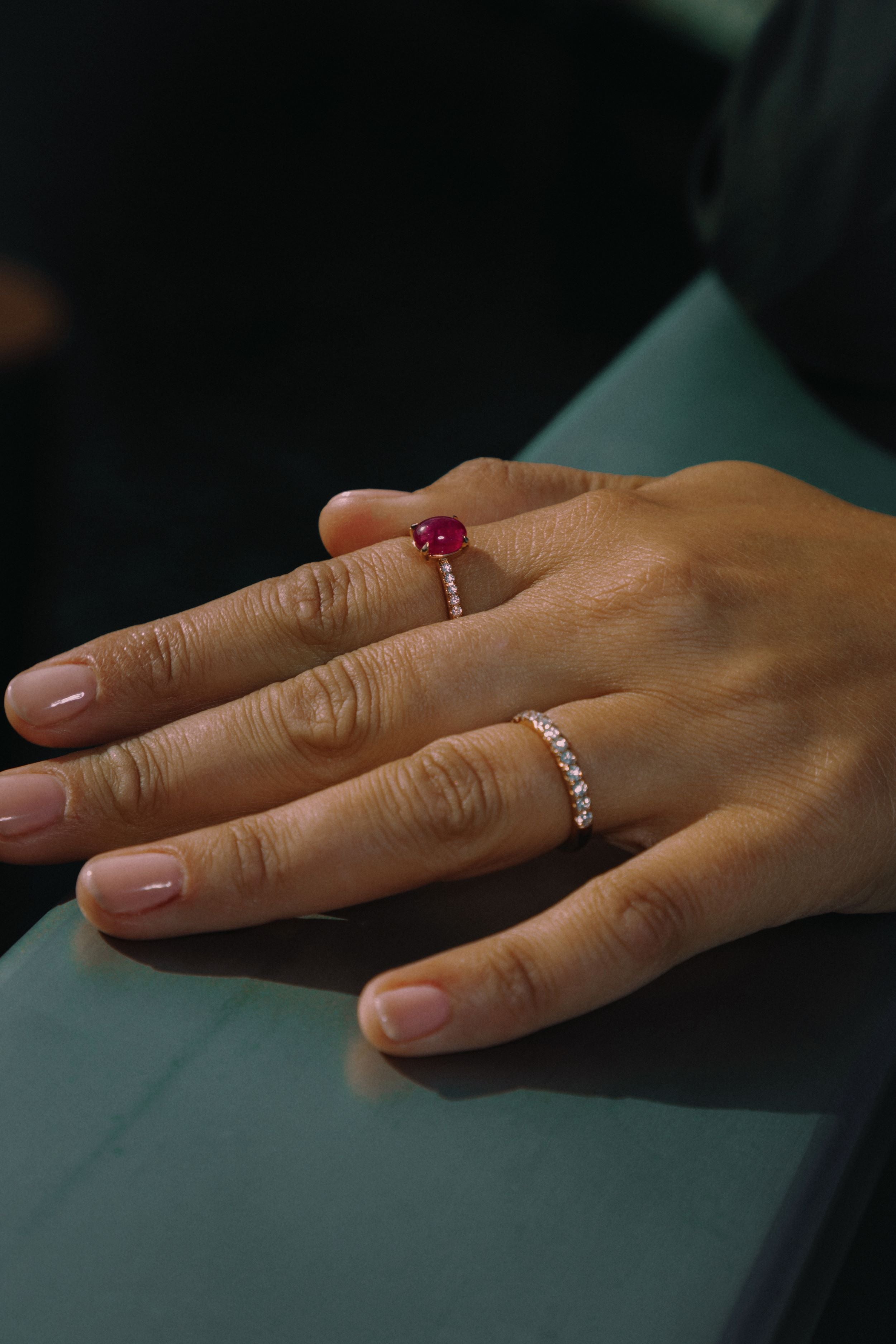 Ring med 1,78 ct. Grønlandsk Rubin og 18 brillanter