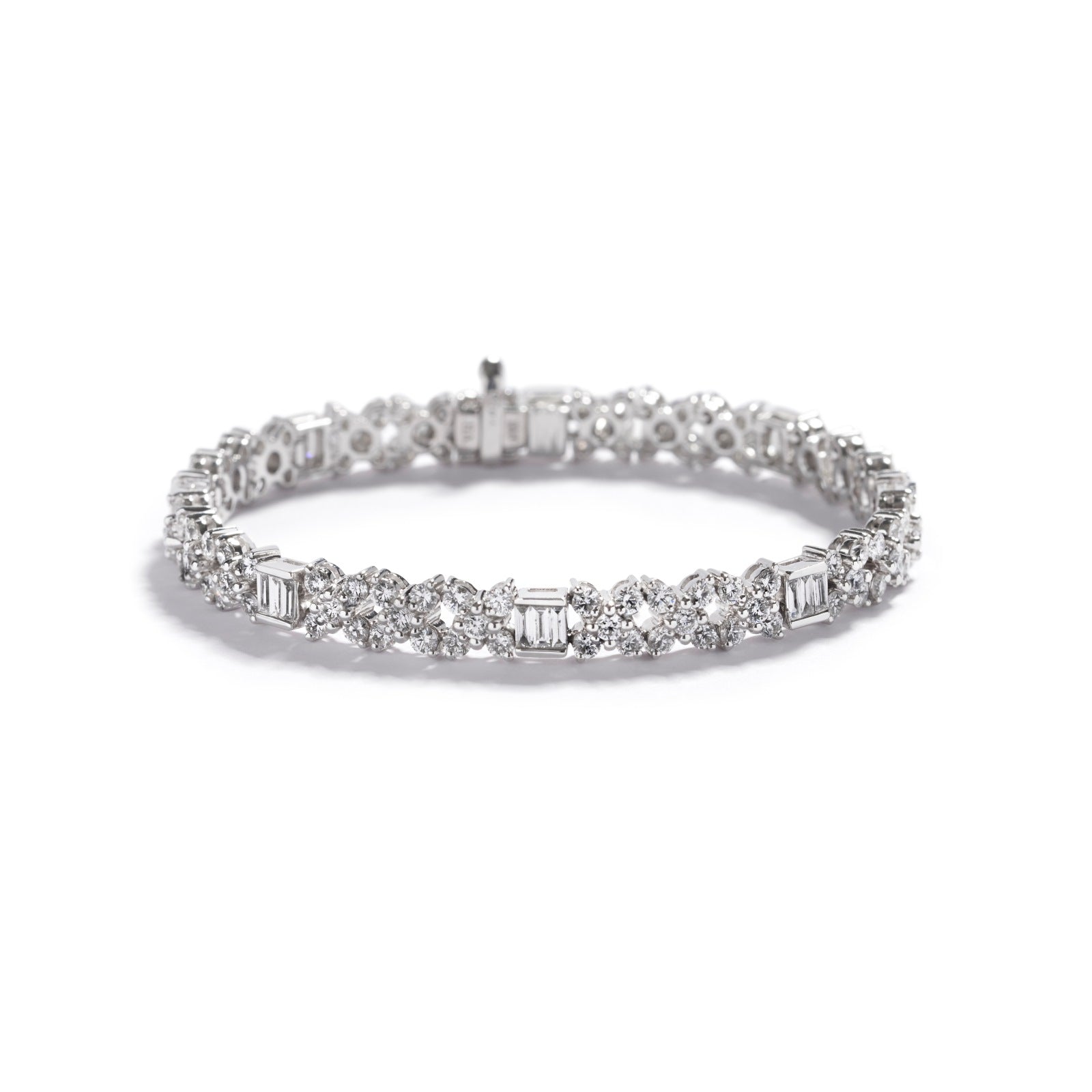 Armbånd i 18 kt. hvidguld med 1,00 ct. baguette diamanter og 6,01 ct. brillanter